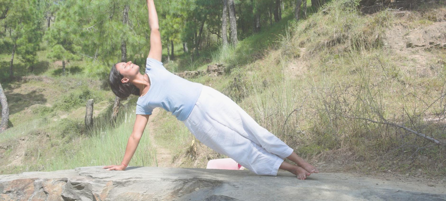 Студенти йоги з пропсами під час заняття